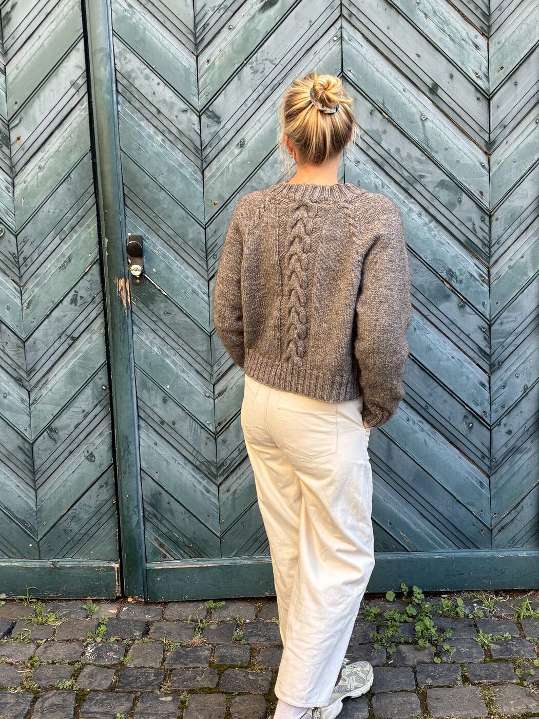 Rückansicht des Seestück Sweaters mit Zopf in der Mitte
